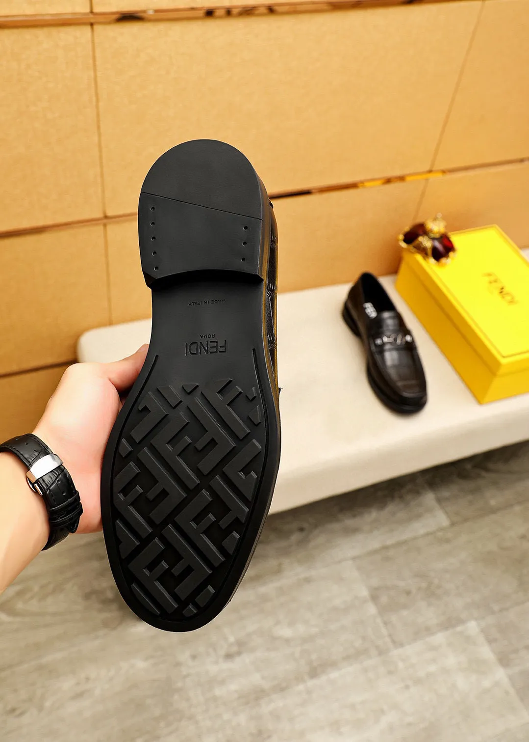 Men's shoes 💰460 💐 Product trademark: FENDI [Fendi] casual leather shoes Regular size: 38-44 (45🉑️customized) Product materials: Selected imported first-layer calfskin embossed upper + luxury hardware buckle, imported cow 🐂 lining. Strong three-dimensional visual effect, rubber outsole Color: 1⃣️color optional